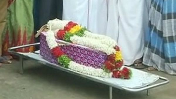 சவப்பெட்டியில் குழந்தை சுஜித் உடல்... ஊரோடு சேர்ந்து வானமும் அழுதது!