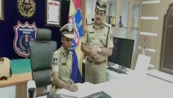 ரத்த புற்றுநோயால் போராடும் 17 வயது சிறுமி.. தெலுங்கானாவில் ஒரு நாள் கவுரவ ஆணையரானார்!