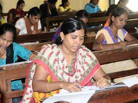 தொலை தூரத்தில் தேர்வு மையங்கள்.. தமிழக பெண்களுக்கு எட்டாக் கனியாகும் அரசு பணிகள்?