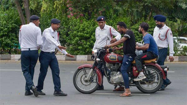 நாட்டில் மொத்தமே ஐந்து மாநிலங்கள் மட்டுமே புதிய மோட்டார் வாகன சட்டத்தை அமல்படுத்தி உள்ளதாம்!