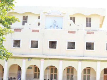 அப்பாவுக்கு தெரிஞ்சிடுமே.. பள்ளியின் மாடியில் இருந்து குதித்த 11-ம் வகுப்பு மாணவி.. விபரீதம்