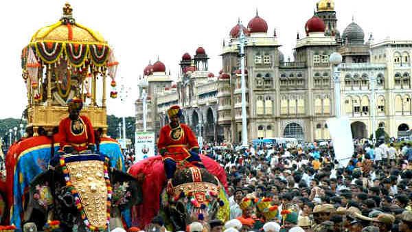 மைசூர் தசரா கோலாகலம்.. 750 கிலோ சாமுண்டீஸ்வரி அம்மன் அம்பாரியை சுமந்த அர்ஜுனா யானை!