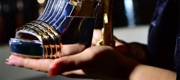 இந்த செருப்பு வேடிக்கை பார்க்க மட்டும் தான்.. போட்டு பார்க்க எல்லாம் ஆசைப்படக் கூடாது பாஸ்!