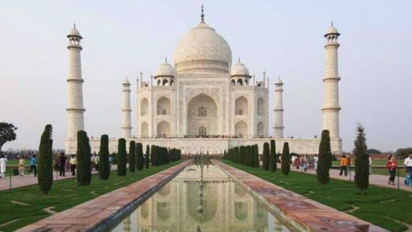 தாஜ்மஹால் அருகே 9 அடி நீள மலைப்பாம்பு.. சுற்றுலா பயணிகள் அலறி அடித்து ஓட்டம்!