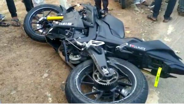 ஒரே பைக்கில் 3 பேர்.. படு ஸ்பீடு.. வேகமாக வந்து மோதிய தனியார் பள்ளி பேருந்து.. 2 பேர் பலி!