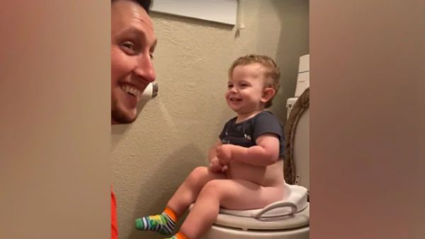 டாய்லெட்டுல இந்த குட்டிபையன் பண்ற வேலையைப் பாருங்க.. பிரபல நடிகையே அசந்து போன வீடியோ