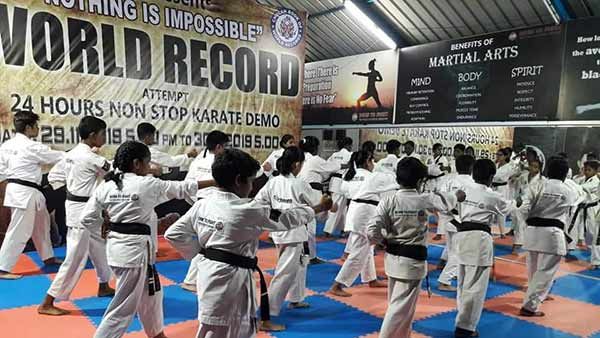 கின்னஸ் உலக சாதனை: பெண்கள் பாதுகாப்புக்கு 24 மணி நேரம் கராத்தே பயிற்சி