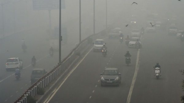 காற்று மாசு.. ஒன்னும் தெரியவில்லை.. வழிமாற்றி விடப்பட்ட விமானங்கள்.. டெல்லியில் கடும் பாதிப்பு!