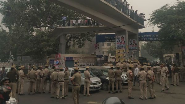 போர்க்களமான நீதிமன்றம்.. போலீஸ்- வழக்கறிஞர்கள் மோதல்.. நீதி விசாரணைக்கு டெல்லி ஹைகோர்ட் உத்தரவு