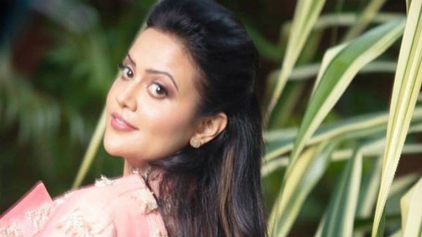 கொஞ்சம் சீசன் மாறட்டும்.. புது நறுமணத்துடன் திரும்ப வருவேன்.. பட்னவிஸ் மனைவி