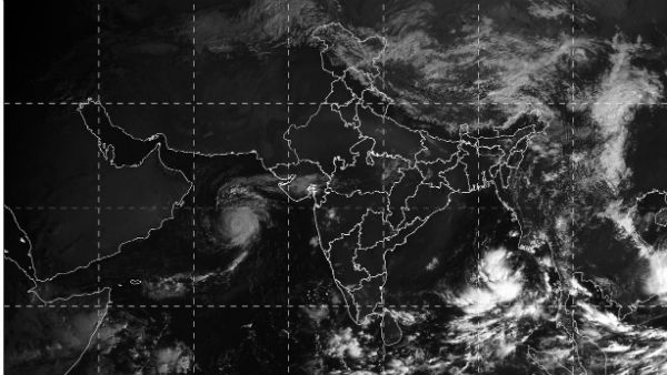 மஹா புயல் திடீர் யூ டர்ன்.. குஜராத்தில் கரையை கடக்குமாம்.. 100 முதல் 120 கிமீ வரை காற்றும் வீசும்!