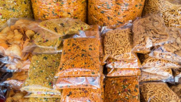 நாடு முழுவதும் பள்ளி ‘கேண்டீன்’களில் நொறுக்குத் தீனிகளை விற்க தடை.. மத்திய அரசு முக்கிய உத்தரவு