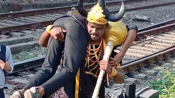 ரயில்வே தண்டவாளத்தில் நடப்பவர்களை தூக்கிச்செல்லும் எமதர்மராஜன்.. மும்பையில் முயற்சி