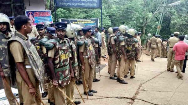 சபரிமலை வழக்கில் இன்று தீர்ப்பு.. பந்தளத்தில் குவிக்கப்பட்ட 2000 போலீசார்.. பலத்த பாதுகாப்பு!