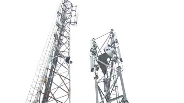 சுஜித் மீட்பு விவகாரம்.. சென்னையில் செல்போன் டவரில் ஏறிய இளைஞர் தற்கொலை மிரட்டல்.. பரபரப்பு