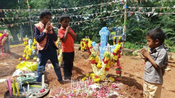 இன்று கல்லறைத் திருநாள்... சுஜித் கல்லறையில் சாக்லேட்கள் வைத்து பிரார்த்தனை