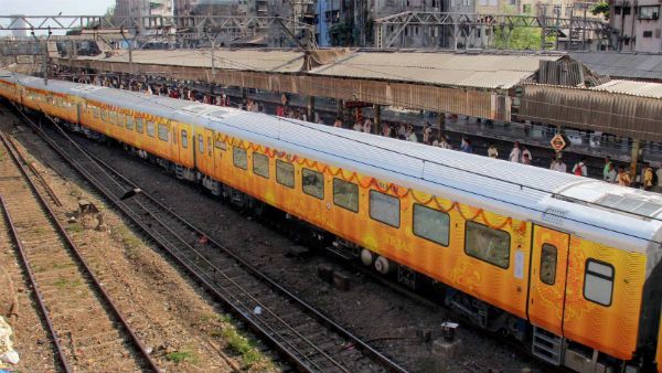 நாட்டின் முதல் தனியார் ரயில் 'தேஜஸ் எக்ஸ்பிரஸ்'.. முதல் மாதமே சூப்பர் லாபம்!