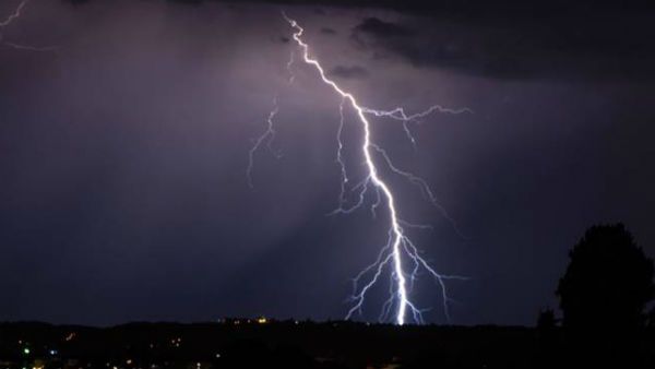 மழைக்கு பயந்து மரத்தின் கீழ் ஒதுங்கிய மக்கள்.. இடி தாக்கி 6 பேர் பலி.. 11 பேர் காயம்!