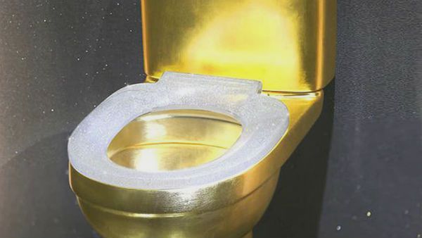 ஆத்தி.. இந்த டாய்லெட்டுல நிம்மதியா உட்காரக்கூட முடியாதே.. பிறகு எதுக்கு இம்புட்டு செலவு?