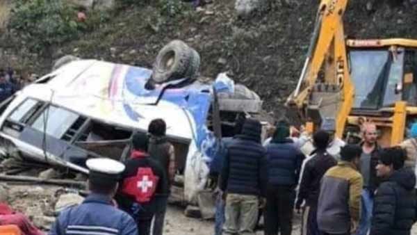 நேபாளத்தில் துயரம்.. பள்ளத்தாக்கில் பாய்ந்த பேருந்து.. 14 பேர் உயிரிழப்பு.. பலர் படுகாயம்