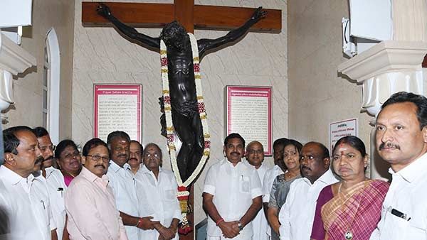 அதிமுகவுக்கு என்ன ஆனது... உற்சாகமின்றி நடத்தப்பட்ட கிறிஸ்துமஸ் விழா