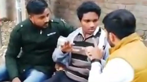 டெல்லி பல்கலையில் கேரள மாணவனை டார்ச்சர் செய்யும் ஏபிவிபி மாணவர்கள்... வீடியோ