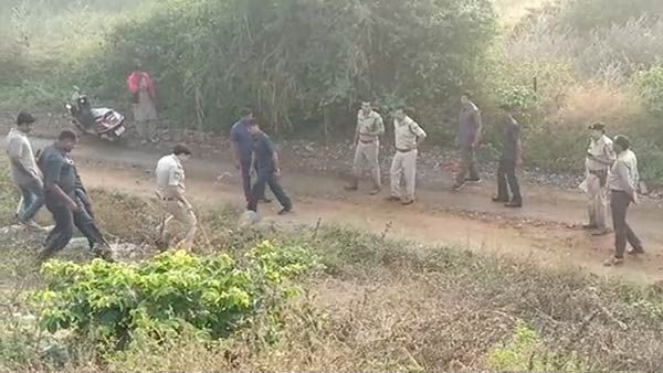 அதிகாலை 3.30 மணிக்கு போலீஸ் நடத்திய ஆபரேஷன்.. 4 பேரும் நடு நெற்றியில் சுட்டு கொலை.. என்ன நடந்தது?