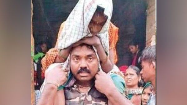 ஏழுமலையான் கோயிலில் மயங்கி விழுந்த பெண்.. 4 கி.மீ. தூரம் தோளில் சுமந்த போலீஸ்காரர்.. நெகிழ்ச்சி