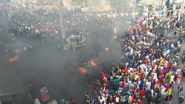 அஸ்ஸாம் சாலைகளில் திரண்டு கொதித்த பல்லாயிரம் மக்கள்.. ஊரடங்கு உத்தரவு.. களத்தில் ராணுவம்!