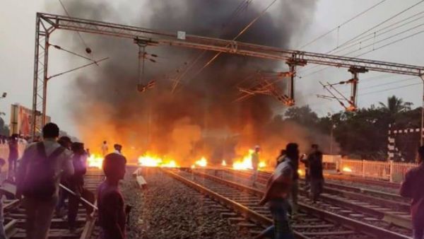 குடியுரிமை சட்டத்திற்கு கடும் எதிர்ப்பு.. மேற்கு வங்கத்தில் 5 ரயில்கள், 15 பஸ்கள் தீ வைத்து எரிப்பு
