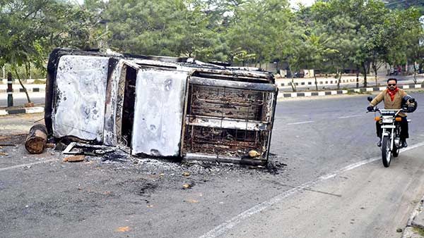 கடும் போராட்டங்களுக்கு மத்தியில் குவஹாத்தியில் மீண்டும் வந்த இணையதள சேவை.. ஊரடங்கு உத்தரவு தளர்வு