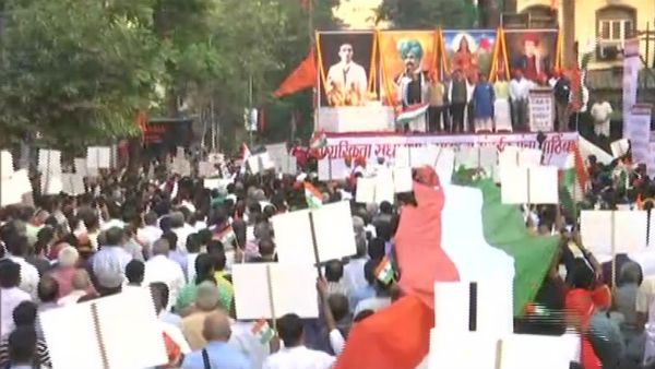 இது புதுசு.. குடியுரிமை சட்ட திருத்தத்திற்கு ஆதரவாக ஆயிரக்கணக்கானோர் பேரணி.. மும்பையில் பாஜக ஏற்பாடு