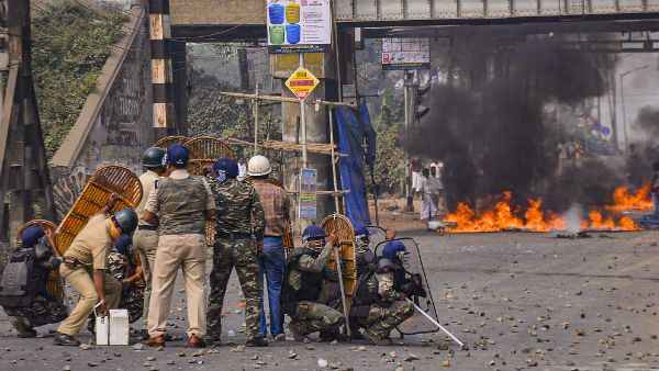 மே.வங்கத்திலும் வெடித்தது குடியுரிமை சட்ட எதிர்ப்பு போராட்டங்கள்- வன்முறையை தவிர்க்க மமதா வேண்டுகோள்