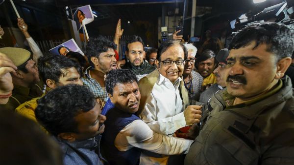 திகாரிலிருந்து வெளி வந்த ப.சிதம்பரம்.. தொண்டர்கள் செம வரவேற்பு.. தமிழக தலைவர்களைக் காணலேயே!