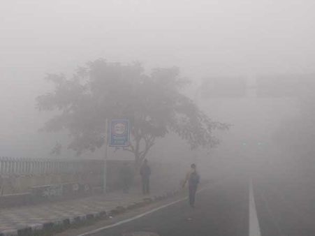 டெல்லியில் வரலாறு காணாத பனி.. கால்வாய்க்குள் பாய்ந்த கார்.. ஒரே குடும்பத்தை சேர்ந்த 6 பேர் பலி