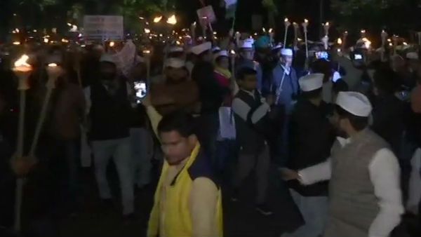 அடிதடி பேரணியாக மாறிய அமைதி பேரணி.. போர்க்களமான சீலாம்பூர்.. டெல்லியில் மீண்டும் வன்முறை