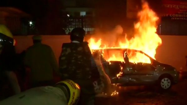 டெல்லியில் தொடரும் போராட்டம்... காருக்கு தீ வைக்கப்பட்டதால் பதற்றம்