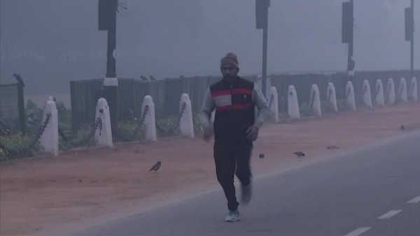 2.4 டிகிரி செல்சியஸ் வெப்பநிலை.. ஒரே பனி மூட்டமா இருக்கு.. வரலாறு காணாத உறைபனியால் உறையும் டெல்லி