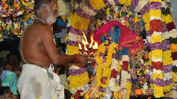 அச்சன்கோவில் அரசர் தர்மசாஸ்தாவிற்கு மஹோத்சவ விழா - திரு ஆபரண பெட்டியை தரிசித்த பக்தர்கள்