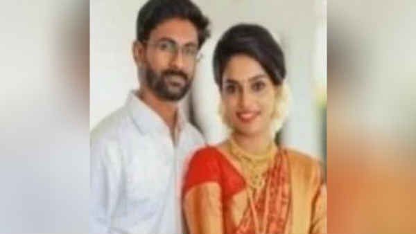 நான் போய் ரெஸ்ட் எடுக்கறேன்.. மனைவியிடம் சொல்லி விட்டு.. ரூமுக்குள் போய்... தூக்கில் தொங்கிய டாக்டர்