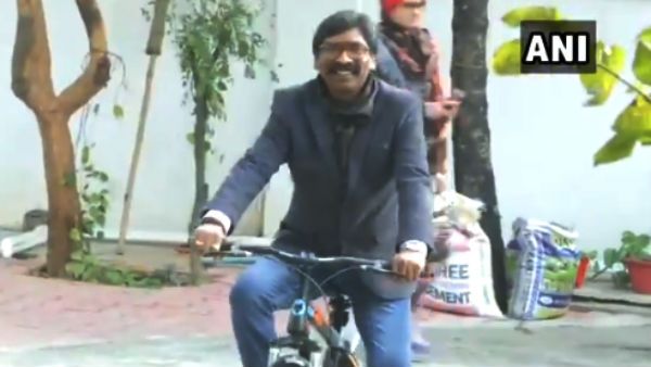 ரெக்கை கட்டி பறக்குது பார் ஹேமந்த் சோரன் சைக்கிள்.. வீட்டுக்குள்ளேயே ஜாலி ரைடு.. வீடியோ வைரல்!