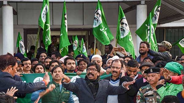 ஜார்க்கண்ட் சட்டசபை தேர்தல் - ஜே.எம்.எம்.-காங் அணி 47 இடங்களில் வென்றது- பாஜக- 25 தொகுதிகள்!