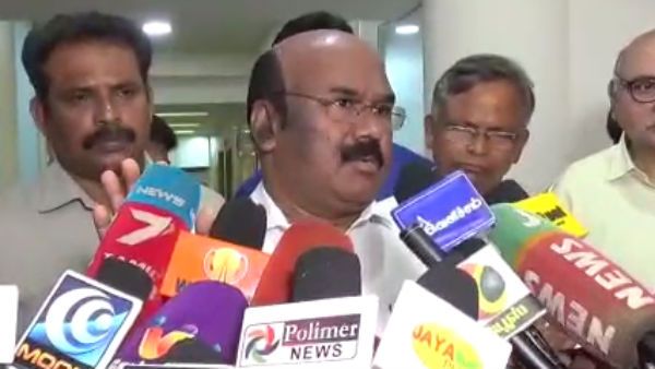 சிலர் சிரிப்பார்.. சிலர் அழுவார்.. ஆனால் ஸ்டாலின் சிரித்துக் கொண்டே அழுகிறார்.. அமைச்சர் ஜெயக்குமார்