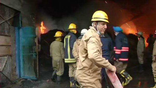 அனாஜ் மண்டி விபத்துக்கு பிறகு.. டெல்லியில் பிளைவுட் தயாரிக்கும் ஆலையில் பயங்கர தீவிபத்து