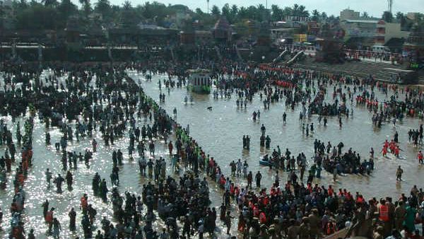 கார்த்திகை கடை ஞாயிறு தீர்த்தவாரி - திருநாகேஸ்வரம் நாகநாத சுவாமி கோவிலில் பக்தர்கள் குவிந்தனர்