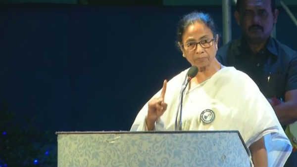 என் சடலத்தை தாண்டிதான் குடியுரிமை சட்ட திருத்தத்தை மே.வங்கத்தில் அமல்படுத்த முடியும்: மமதா ஆவேசம்