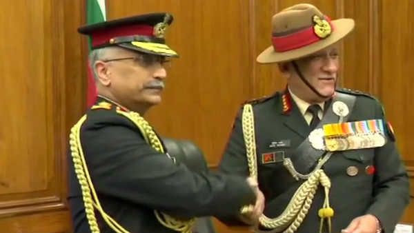 ராணுவத்தின் 28வது தலைமை தளபதியாக மனோஜ் முகுந்த் நராவனே பொறுப்பேற்றார்- சென்னை பல்கலை.யில் படித்தவர்!