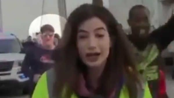 மாரத்தான் போட்டியை லைவ் செய்த பெண் நிருபர்.. 