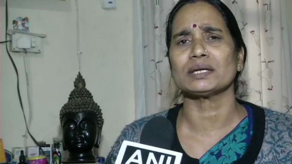 இப்படித்தான் செய்ய வேண்டும்.. ஹைதராபாத் போலீசுக்கு சல்யூட்.. நிர்பயாவின் தாய் உணர்ச்சி!