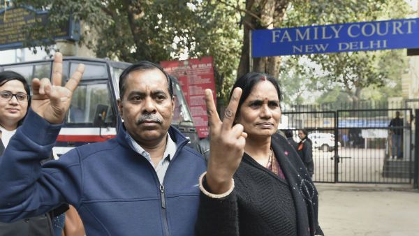 சீராய்வு மனு தள்ளுபடியானது மகிழ்ச்சி.. இது மட்டுமே எங்களை திருப்திப்படுத்தாது.. நிர்பயா பெற்றோர்